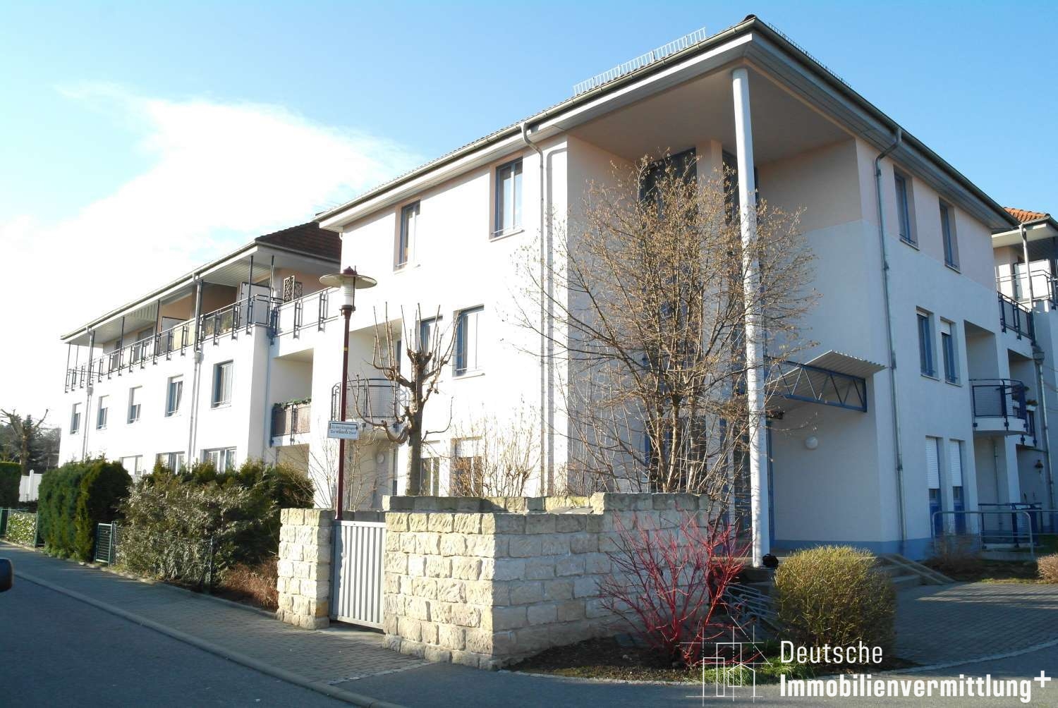 Mehr über den Artikel erfahren Schöne und helle Terrassenwohnung mit Garten auf 2 Etagen für Eigennutzer oder Kapitalanleger!