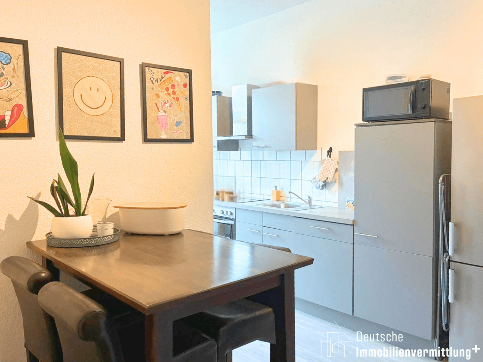 Mehr über den Artikel erfahren Helle Altbauwohnung mit Balkon & Einbauküche in zentraler Lage!