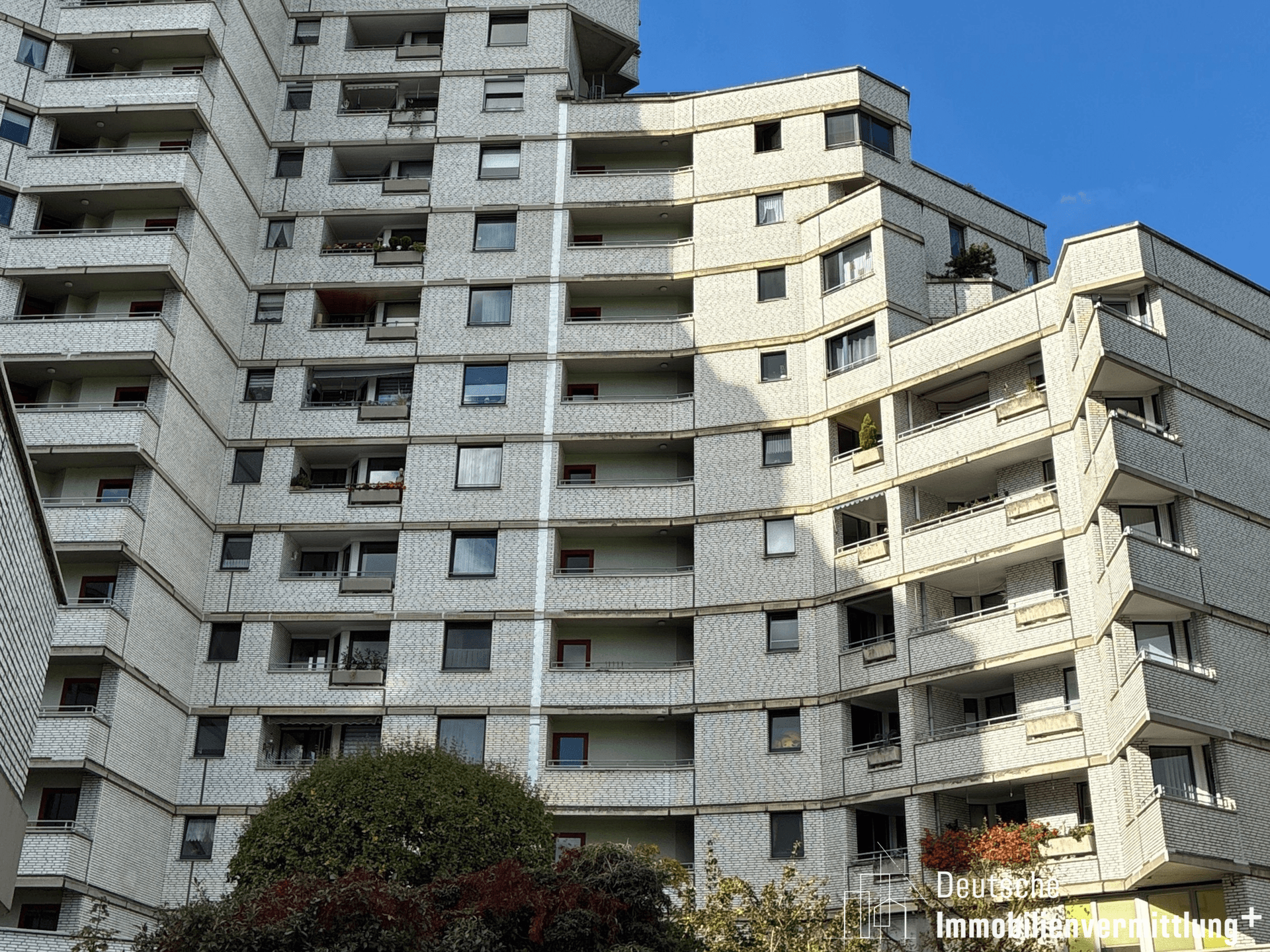 Mehr über den Artikel erfahren Kleine Modernisierung, langfristiger Gewinn – charmante Wohnung mit Balkon & Tiefgaragenplatz!