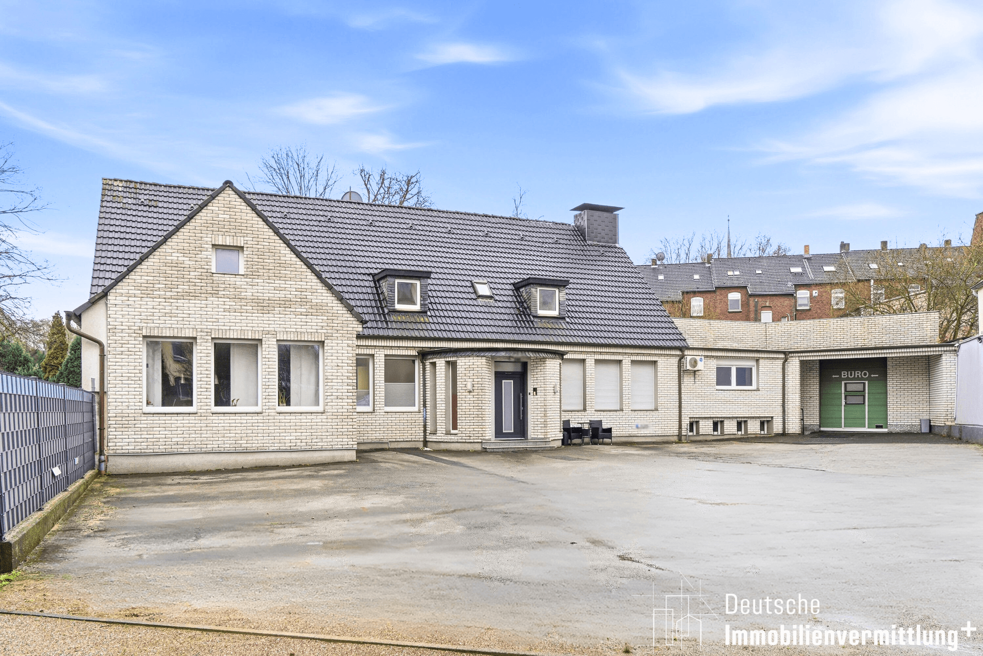 Mehr über den Artikel erfahren Multifunktionale Immobilie: Wohnen trifft Gewerbe auf umschlossenem Grundstück!