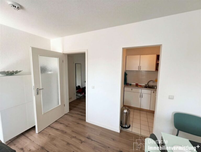 Wohnzimmer Blick zur Küche / Flur (KI)