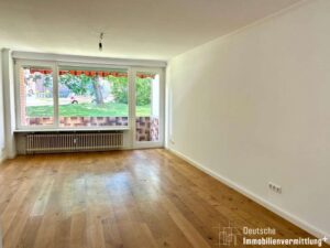 Wohnzimmer mit Blick zur Loggia