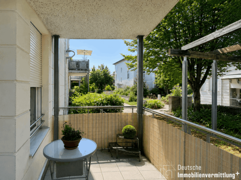 Heller Balkon mit Blick auf die parkartigen Außenanlagen