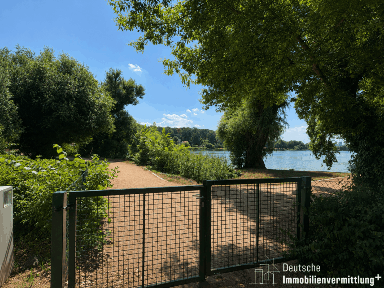 Ausgang zum See und Uferweg