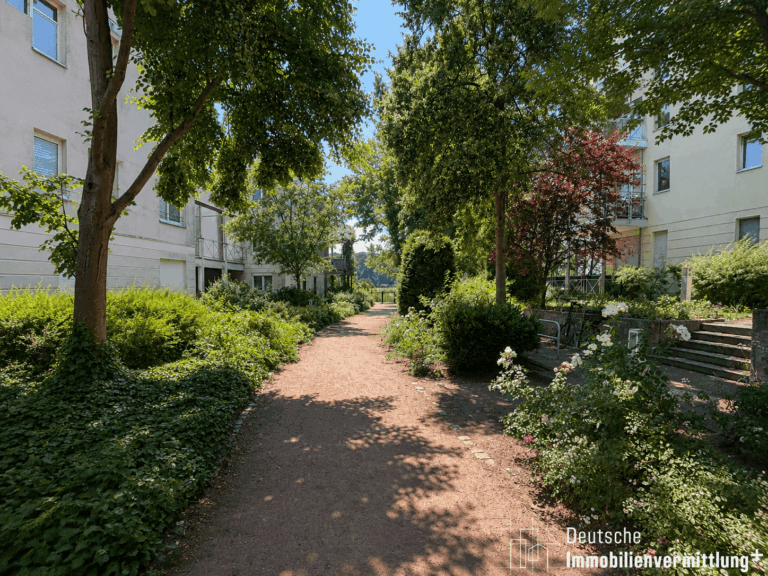 Schattenspendende  Bepflanzung  in der Anlage