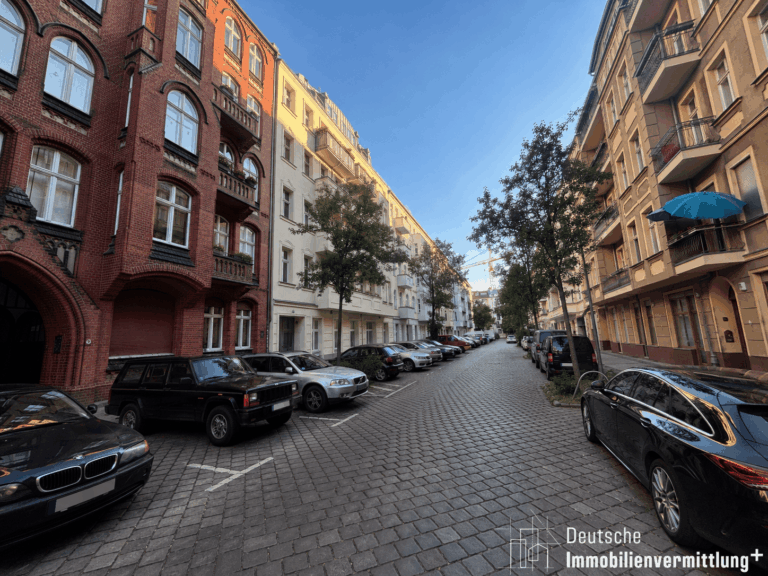 Ruhige Wohnstraße im Morgenlicht