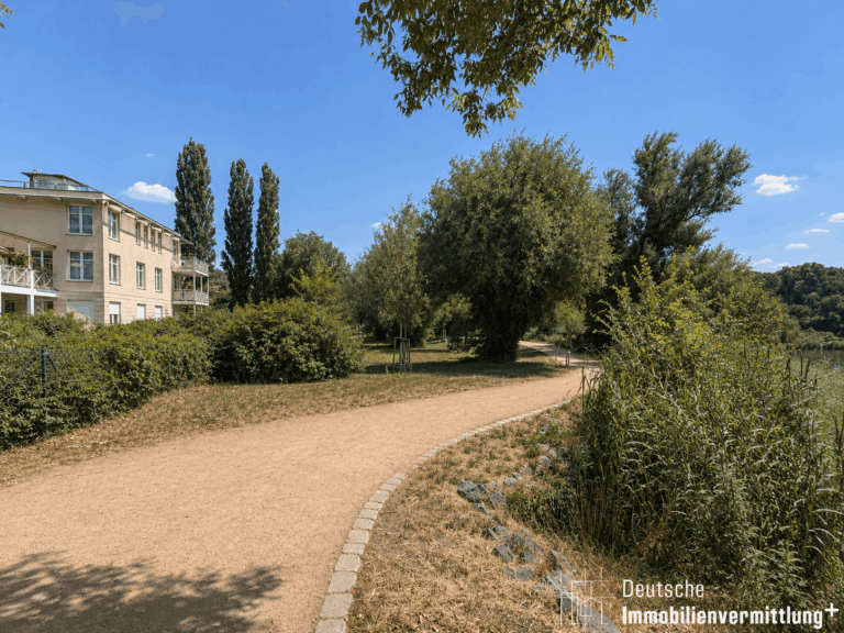 Uferweg an dem Ensemble