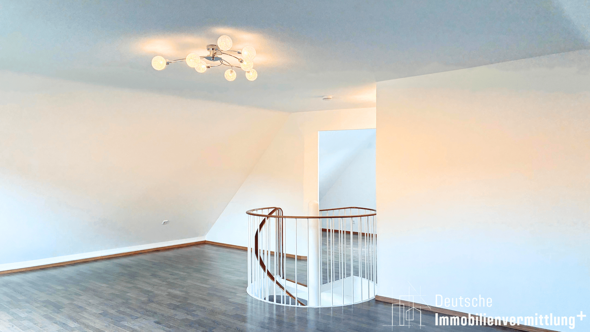 Mehr über den Artikel erfahren Frisch sanierte Maisonette-Wohnung über zwei Etagen mit offenem Wohnkonzept!