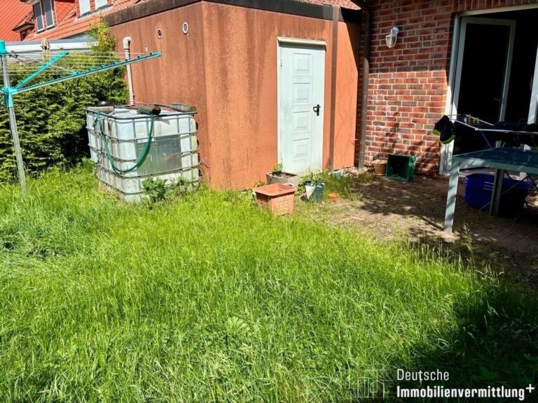 Garten mit Zugang zur Garage