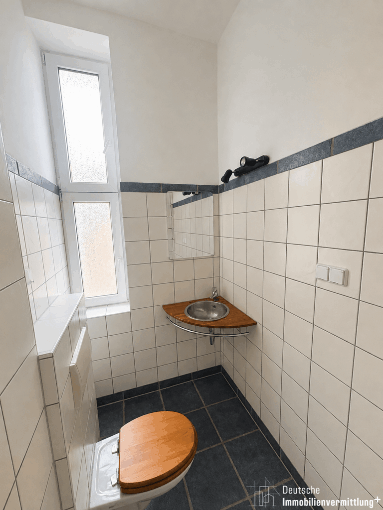14 Badezimmer mit WC und Waschbecken
