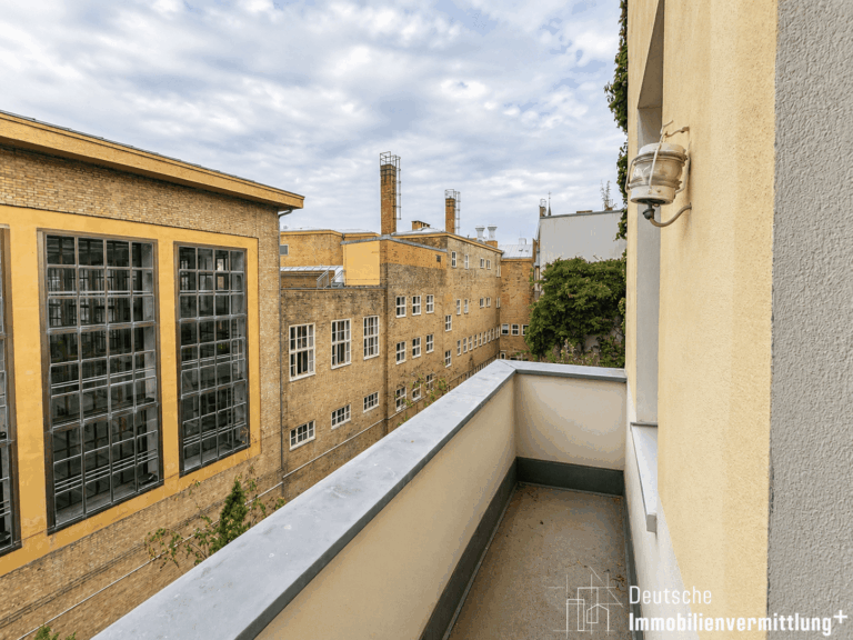 04 Balkon mit ikonischen Stadtbadblick