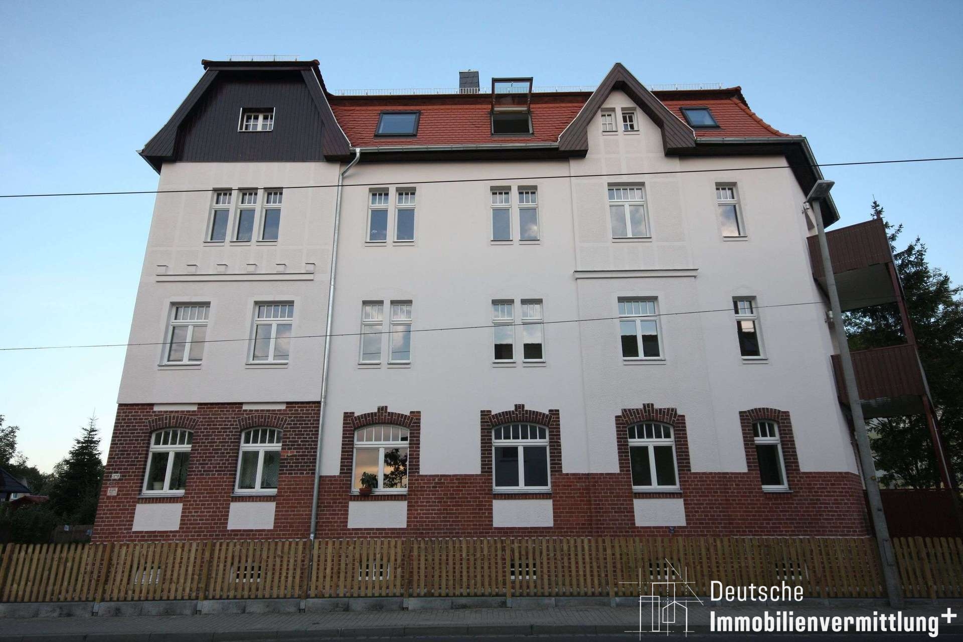 Mehr über den Artikel erfahren Kleines Appartement – Dusche, Parkett, offene Küche