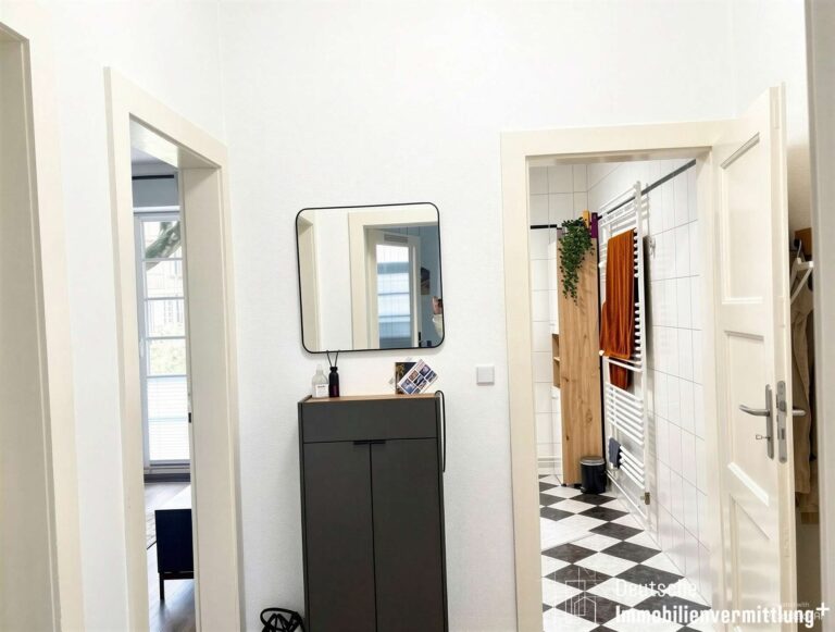 Flur mit Blick ins Badezimmer