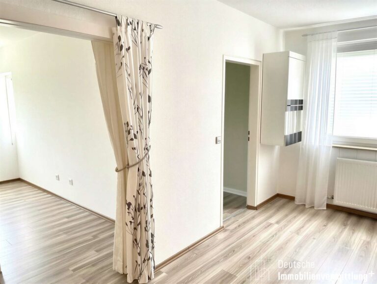 Blick vom Flur in Richtung Essbereich und Wohnzimmer - (KI generiert)